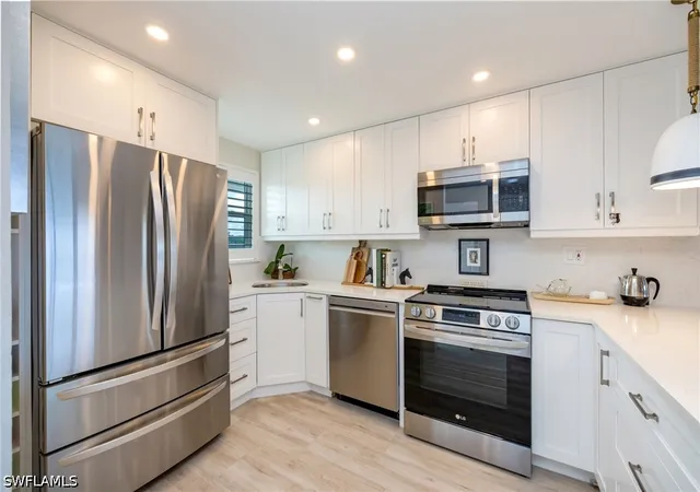 Listing Photo 4 - Condo for sale in building located at 29 High Pt Cir E, Naples, FL 34103 - Unit #403