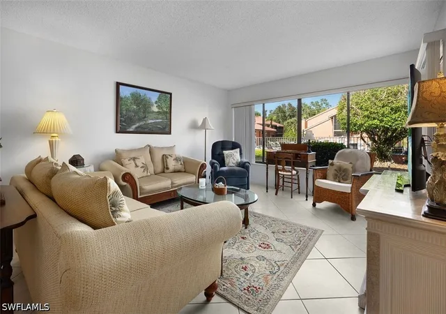 Listing Photo 5 - Condo for sale in building located at 114 Cypress Wy E, Naples, FL 34110 - Unit #D3
