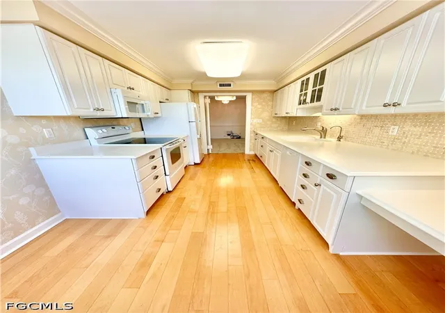 Listing Photo 4 - Condo for sale in building located at 3420 Gulf Shore Blvd N, Naples, FL 34103 - Unit #43