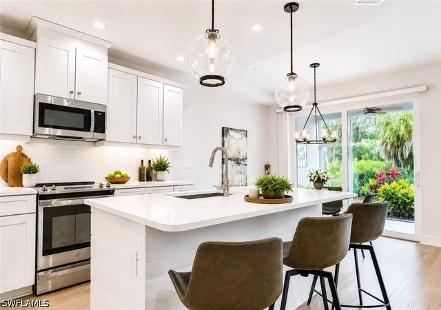 Listing Photo 4 - Condo for sale in building located at 2620 Seychelles Cir, Naples, FL 34112 - Unit #1302