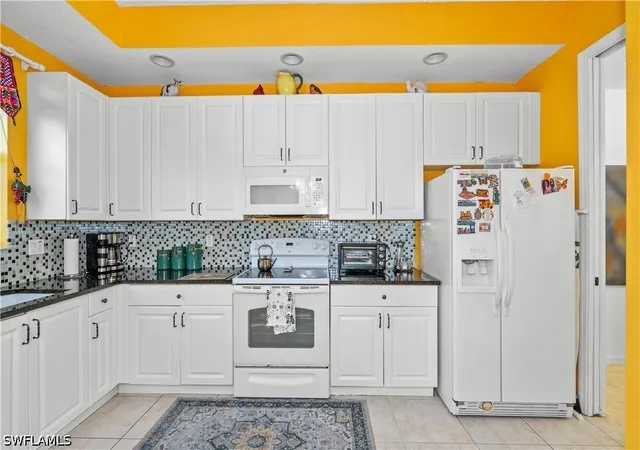 Listing Photo 5 - Condo for sale in building located at 1405 Mariposa Cir, Naples, FL 34105 - Unit #102