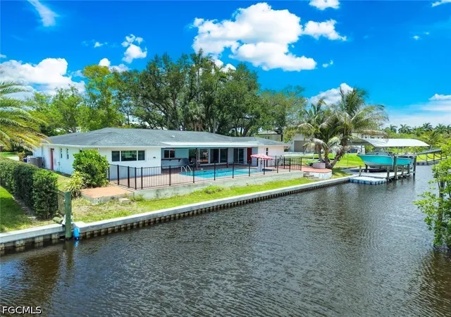 Photo 2 of Sale Pending at 1040 Edgemere Dr, Fort Myers, FL 33919 | MLS# 2026027879 | Listing updated on 2026-09-13