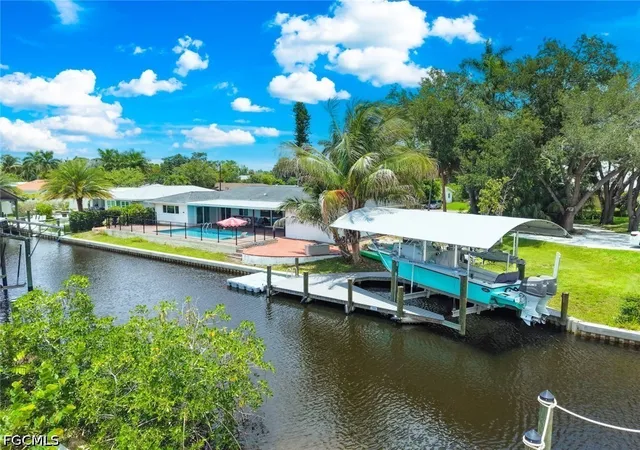 Photo 3 of Sale Pending at 1040 Edgemere Dr, Fort Myers, FL 33919 | MLS# 2026027879 | Listing updated on 2026-09-13