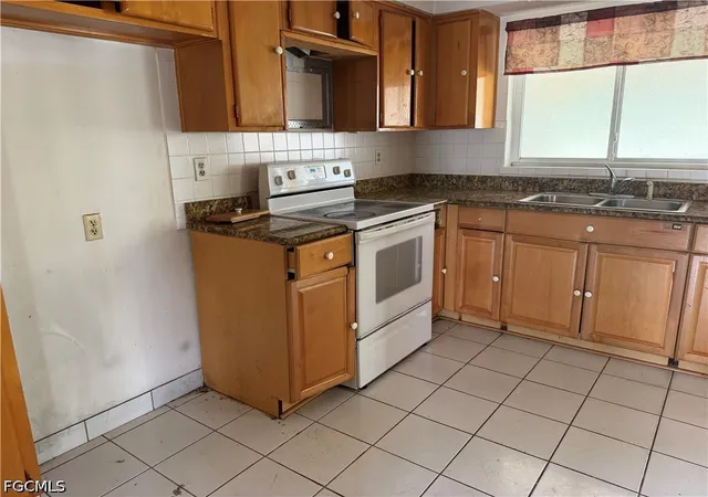 Photo 3 of Sale Pending at 4143 Country Clb Blvd, Cape Coral, FL 33904 | MLS# 2026028034 | Listing updated on 2026-09-03