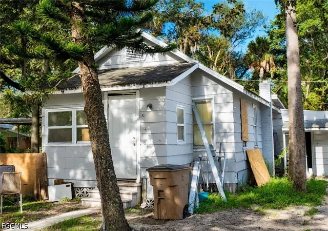 Photo 3 of Single family home for sale at 221 Avacado Ct, Fort Myers, FL 33905 | MLS# 2026028570 | Listing updated on 2026-09-19