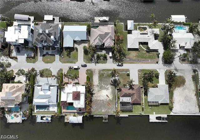 Photo 3 of Sale Pending at 227 Channel Dr, Naples, FL 34108 | MLS# 2026029732 | Listing updated on 2026-09-04