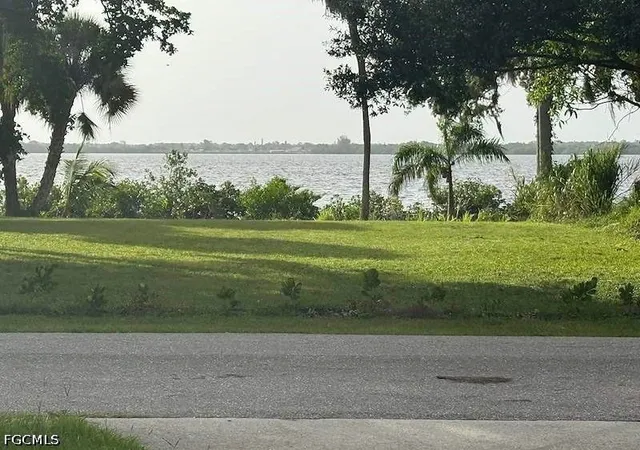 Photo 4 of Single family home for sale at 3516 E Riverside Dr, Fort Myers, FL 33916 | MLS# 2026030215 | Listing updated on 2026-09-05