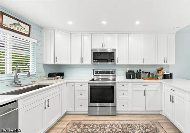 Listing Photo 4 - Condo for sale in building located at 1417 Chesapeake Ave, Naples, FL 34102 - Unit #106