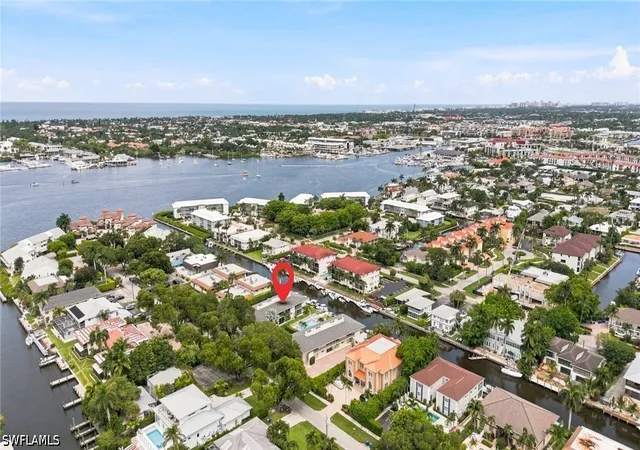 Listing Photo 5 - Condo for sale in building located at 1417 Chesapeake Ave, Naples, FL 34102 - Unit #106