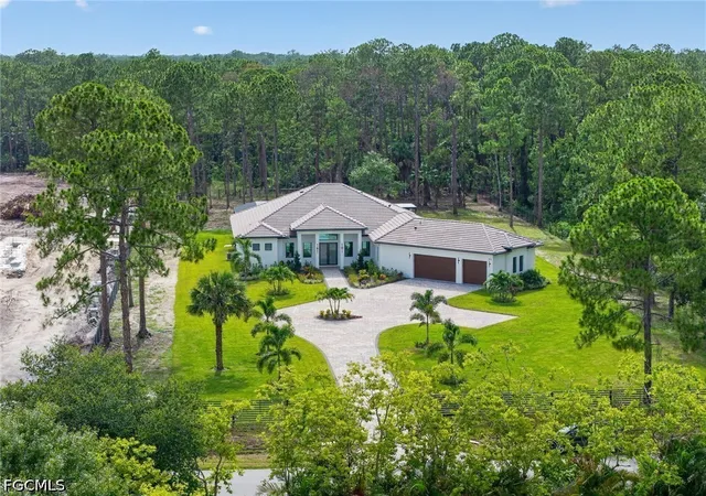 Photo 4 of Single family home for sale at 453 25th Street SW, Naples, FL 34117 | MLS# 2026031120 | Listing updated on 2026-09-06