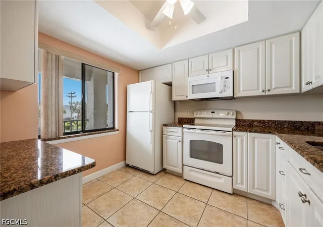 Listing Photo 5 - Condo for sale in building located at 3813 Se 11Th Pl, Cape Coral, FL 33904 - Unit #1214