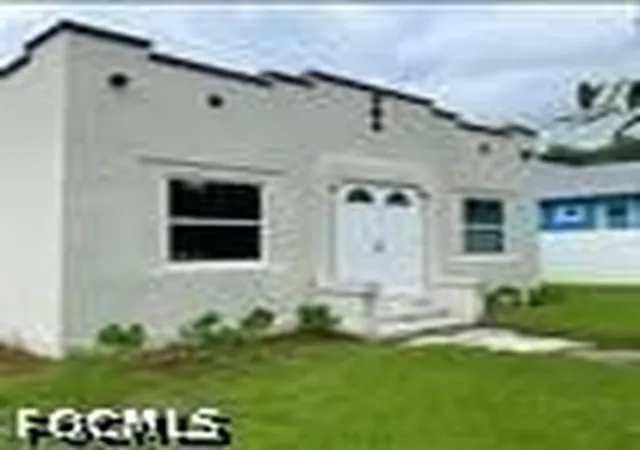 Photo 3 of Sale Pending at 466 Wilma Ave, Fort Myers, FL 33905 | MLS# 2026032815 | Listing updated on 2026-09-09