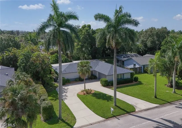 Photo 3 of Single family home for sale at 5661 Eichen Cir E, Fort Myers, FL 33919 | MLS# 2026033032 | Listing updated on 2026-09-09