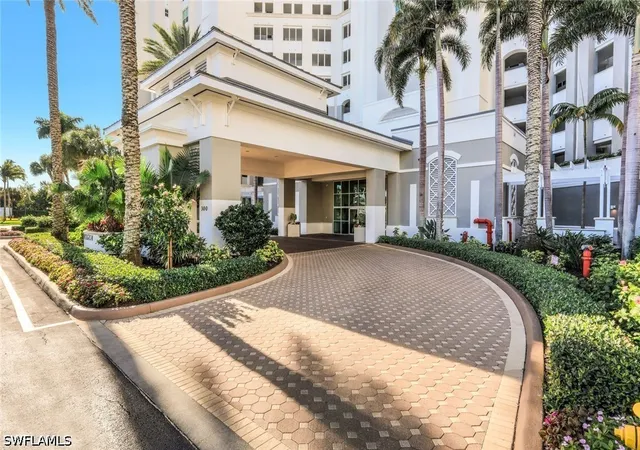 Listing Photo 5 - Condo for sale in building located at 300 Dunes Blvd, Naples, FL 34110 - Unit #203