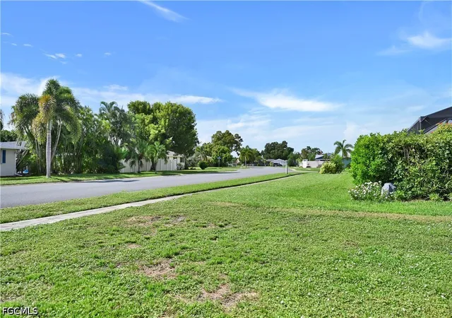 Photo 4 of Sale Pending at 1482 N Larkwood Sq, Fort Myers, FL 33919 | MLS# 2026033633 | Listing updated on 2026-09-08