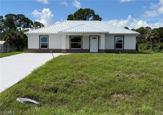 Photo 2 of Single family home for sale at 105 Concord Loop, Labelle, FL 33935 | MLS# 2026033823 | Listing updated on 2026-09-14
