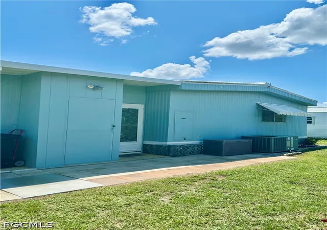 Photo 3 of Manufactured home for sale at 557 Peace Lake Ct, North Fort Myers, FL 33917 | MLS# 2026033844 | Listing updated on 2026-10-04