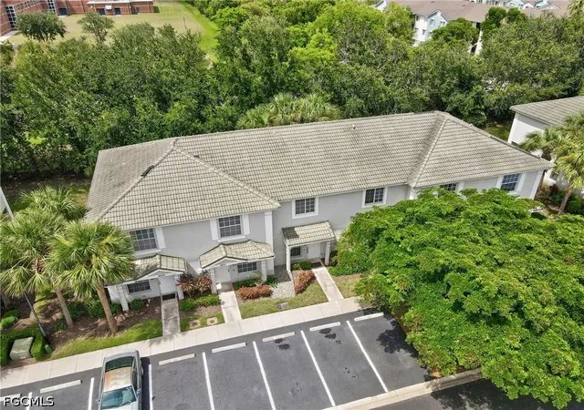 Photo 4 of Townhouse for sale at 8073 Pacific Beach Dr, Fort Myers, FL 33966 | MLS# 2026034102 | Listing updated on 2026-09-07