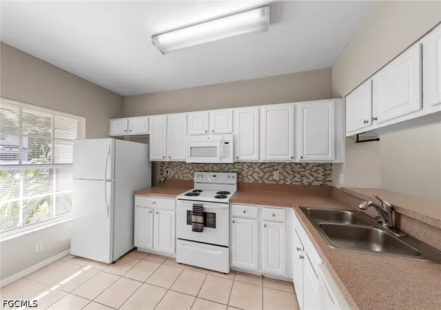 Photo 3 of Townhouse for sale at 10032 Poppy Hl Dr, Fort Myers, FL 33966 | MLS# 2026034226 | Listing updated on 2026-09-15