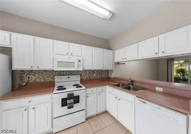 Photo 4 of Townhouse for sale at 10032 Poppy Hl Dr, Fort Myers, FL 33966 | MLS# 2026034226 | Listing updated on 2026-09-15