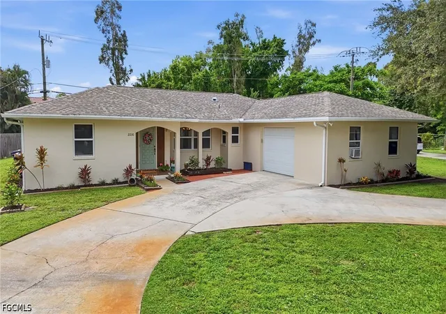 Photo 3 of Sale Pending at 2230 Jasper Ave, Fort Myers, FL 33907 | MLS# 2026034471 | Listing updated on 2026-09-04