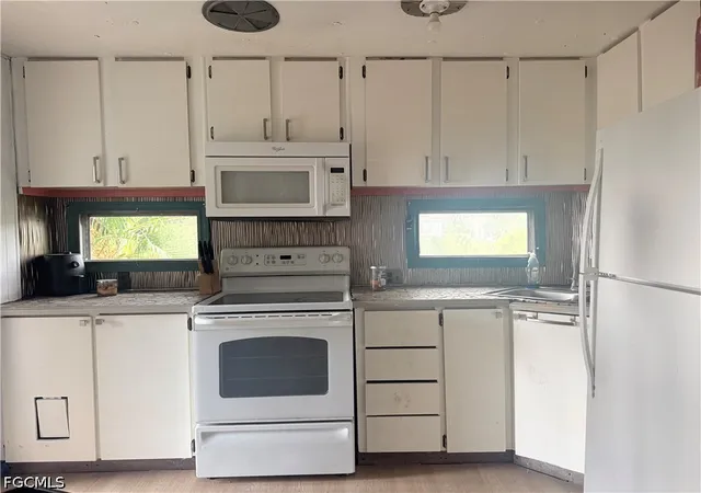 Photo 3 of Manufactured home for sale at 4821 Curlew Dr, Saint James City, FL 33956 | MLS# 2026034996 | Listing updated on 2026-09-14