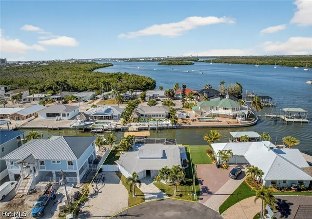 Photo 1 of Single family home for sale at 467 Madison Ct, Fort Myers Beach, FL 33931 | MLS# 2026036198 | Listing updated on 2026-09-12