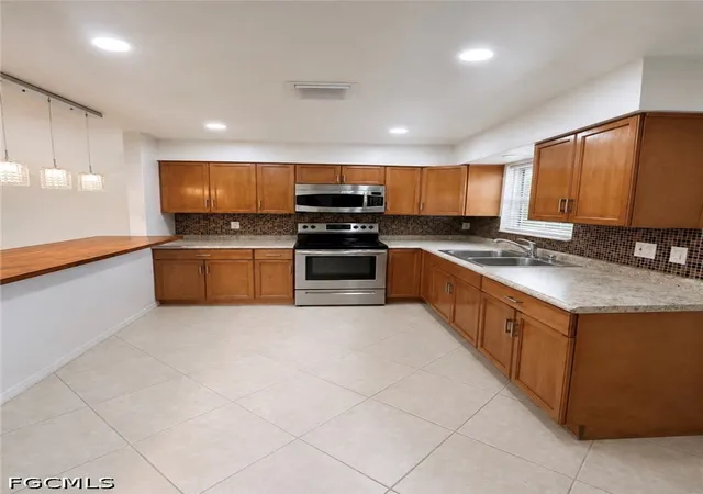 Photo 4 of Single family home for sale at 3900 Arnold Dr, Fort Myers, FL 33916 | MLS# 2026036416 | Listing updated on 2026-09-04