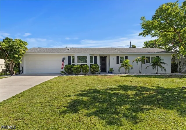 Photo 1 of Sale Pending at 871 Entrada Dr S, Fort Myers, FL 33919 | MLS# 2026036534 | Listing updated on 2026-09-15
