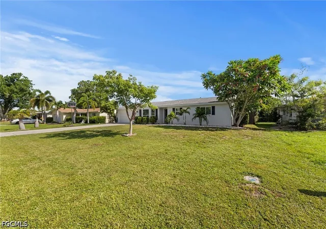 Photo 2 of Sale Pending at 871 Entrada Dr S, Fort Myers, FL 33919 | MLS# 2026036534 | Listing updated on 2026-09-15