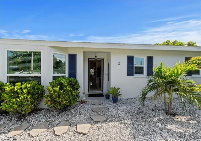 Photo 3 of Sale Pending at 871 Entrada Dr S, Fort Myers, FL 33919 | MLS# 2026036534 | Listing updated on 2026-09-15