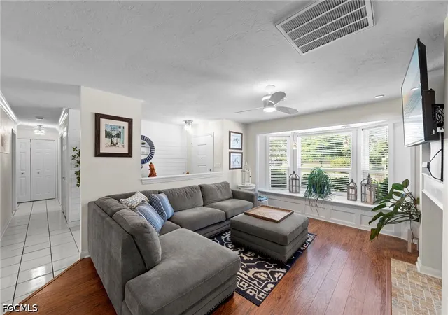 Photo 4 of Sale Pending at 871 Entrada Dr S, Fort Myers, FL 33919 | MLS# 2026036534 | Listing updated on 2026-09-15