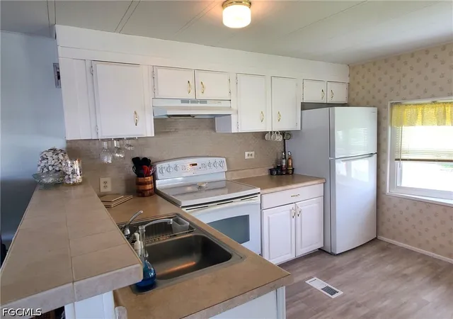 Photo 4 of Manufactured home for sale at 865 Moonlight Dr, North Fort Myers, FL 33917 | MLS# 2026036754 | Listing updated on 2026-10-28