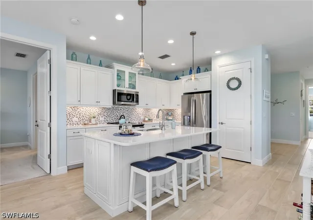 Listing Photo 4 - Condo for sale in building located at 2543 Seychelles Dr, Naples, FL 34112 - Unit #605