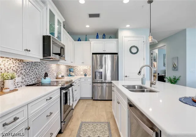 Listing Photo 5 - Condo for sale in building located at 2543 Seychelles Dr, Naples, FL 34112 - Unit #605