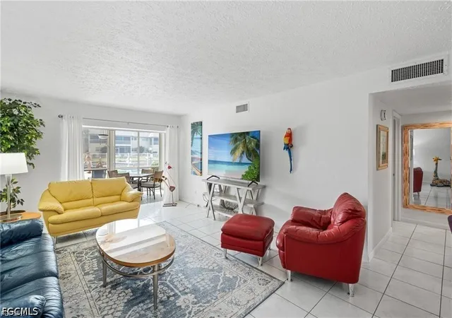 Listing Photo 5 - Condo for sale in building located at 1006 Se 46Th St, Cape Coral, FL 33904 - Unit #1B