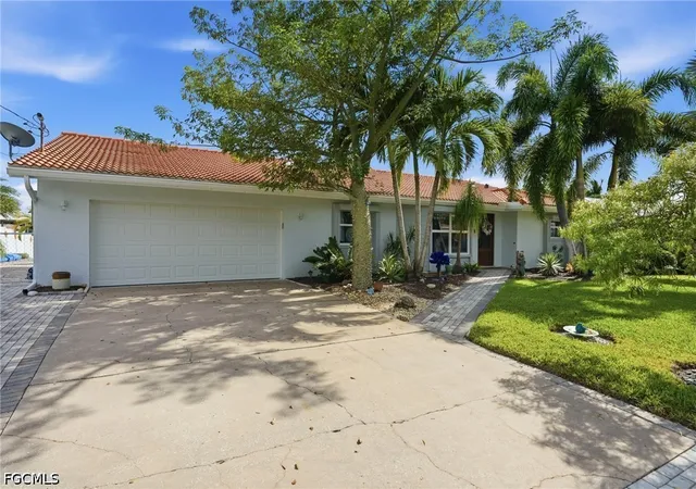 Photo 2 of Sale Pending at 1028 Edgemere Dr, Fort Myers, FL 33919 | MLS# 2026037227 | Listing updated on 2026-09-10