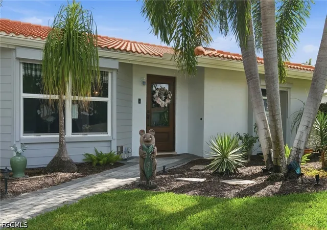 Photo 3 of Sale Pending at 1028 Edgemere Dr, Fort Myers, FL 33919 | MLS# 2026037227 | Listing updated on 2026-09-10