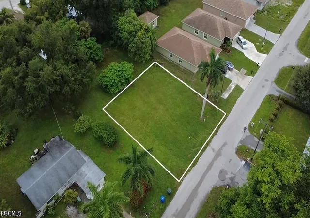 Photo 3 of Sale Pending at 653 Oleander Ave, Fort Myers, FL 33916 | MLS# 2026037228 | Listing updated on 2026-10-20