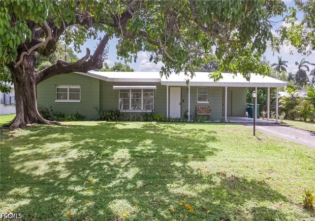 Photo 2 of Sale Pending at 5521 Seville Rd, Fort Myers, FL 33919 | MLS# 2026037326 | Listing updated on 2026-09-12