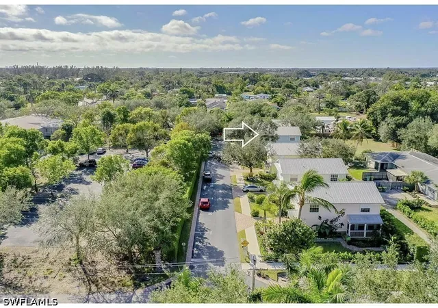 Photo 2 of Single family home for sale at 2810 Lakeview Dr, Naples, FL 34112 | MLS# 226031757 | Listing updated on 2026-09-11