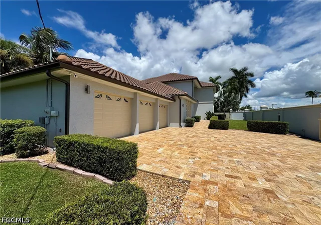 Photo 2 of Single family home for sale at 14370 Mcgregor Blvd, Fort Myers, FL 33919 | MLS# 2026037530 | Listing updated on 2026-09-04