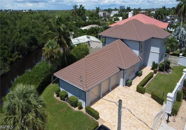 Photo 4 of Single family home for sale at 14370 Mcgregor Blvd, Fort Myers, FL 33919 | MLS# 2026037530 | Listing updated on 2026-09-04