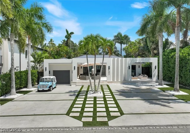 Photo 2 of Single family home for sale at 1095 Sandpiper St, Naples, FL 34102 | MLS# 226030870 | Listing updated on 2026-09-13