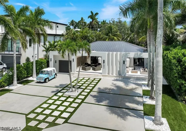 Photo 3 of Single family home for sale at 1095 Sandpiper St, Naples, FL 34102 | MLS# 226030870 | Listing updated on 2026-09-13