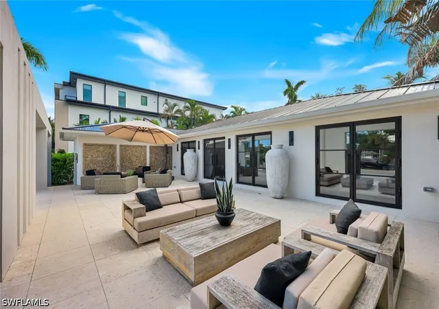 Photo 4 of Single family home for sale at 1095 Sandpiper St, Naples, FL 34102 | MLS# 226030870 | Listing updated on 2026-09-13