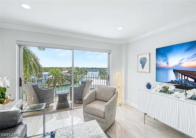 Listing Photo 5 - Condo for sale in building located at 2150 Gulf Shore Blvd N, Naples, FL 34102 - Unit #605