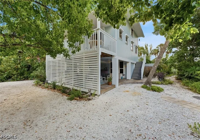 Photo 2 of Single family home for sale at 201 White Pelican Dr, Captiva, FL 33924 | MLS# 2026037638 | Listing updated on 2026-09-10