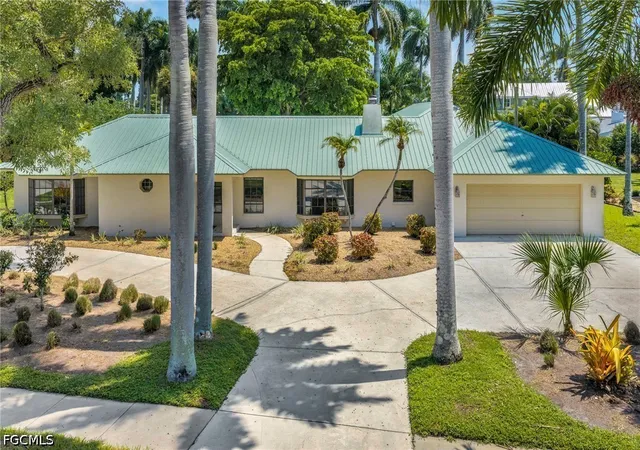 Photo 3 of Single family home for sale at 3209 W Riverside Dr, Fort Myers, FL 33901 | MLS# 2026037725 | Listing updated on 2026-10-01