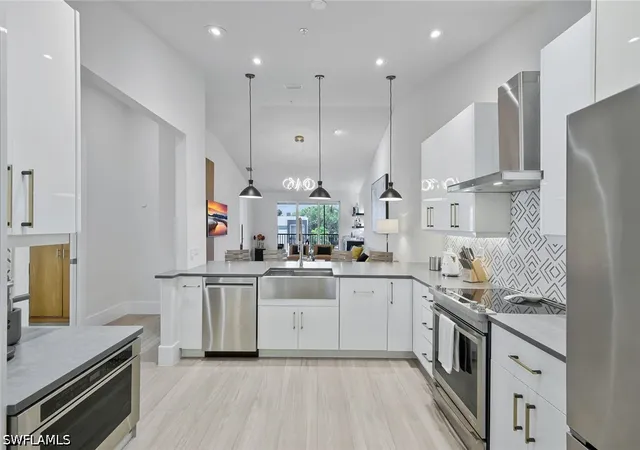 Listing Photo 5 - Condo for sale in building located at 1540 Blue Pt Ave, Naples, FL 34102 - Unit #201